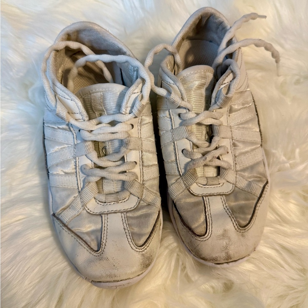 NFINITY Evolution White Cheer Shoe Size Y3
